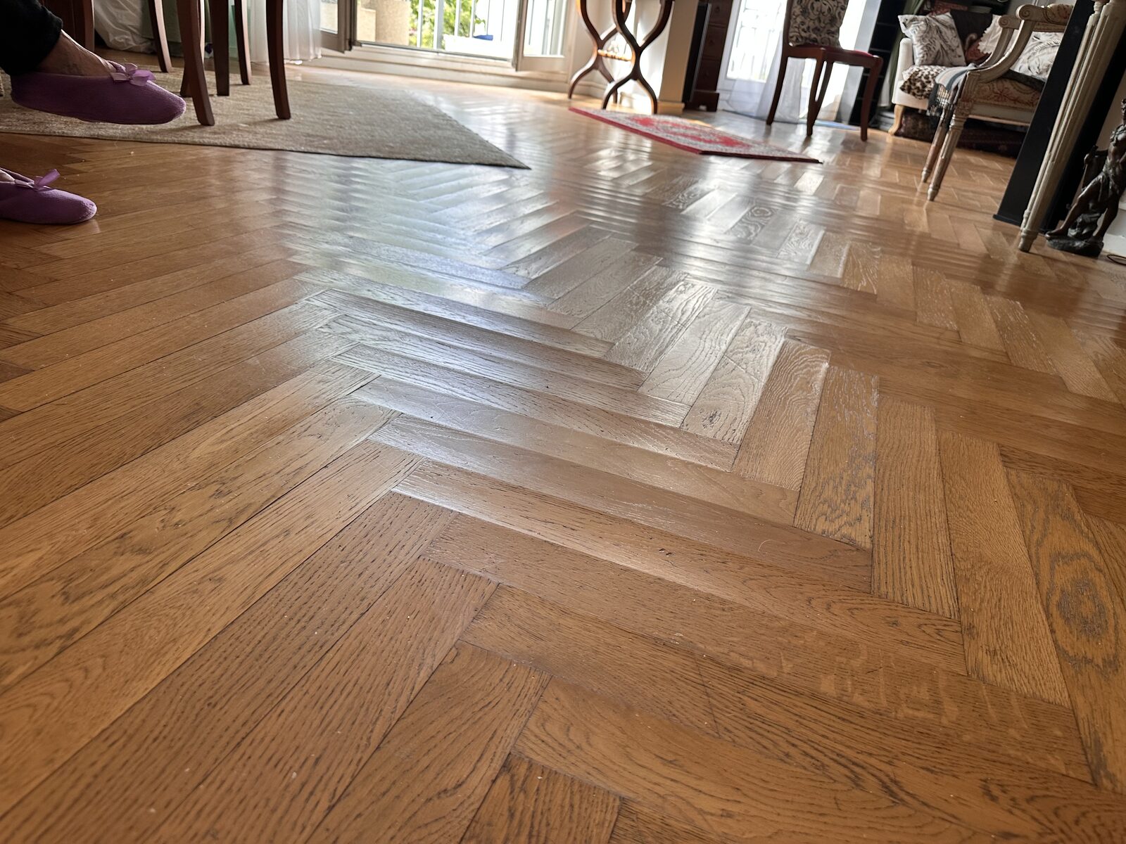 Parquet en chêne gondolé après un dégât des eaux, lames soulevées par l'humidité — cas type pris en charge par Parqueto pour devis assurance