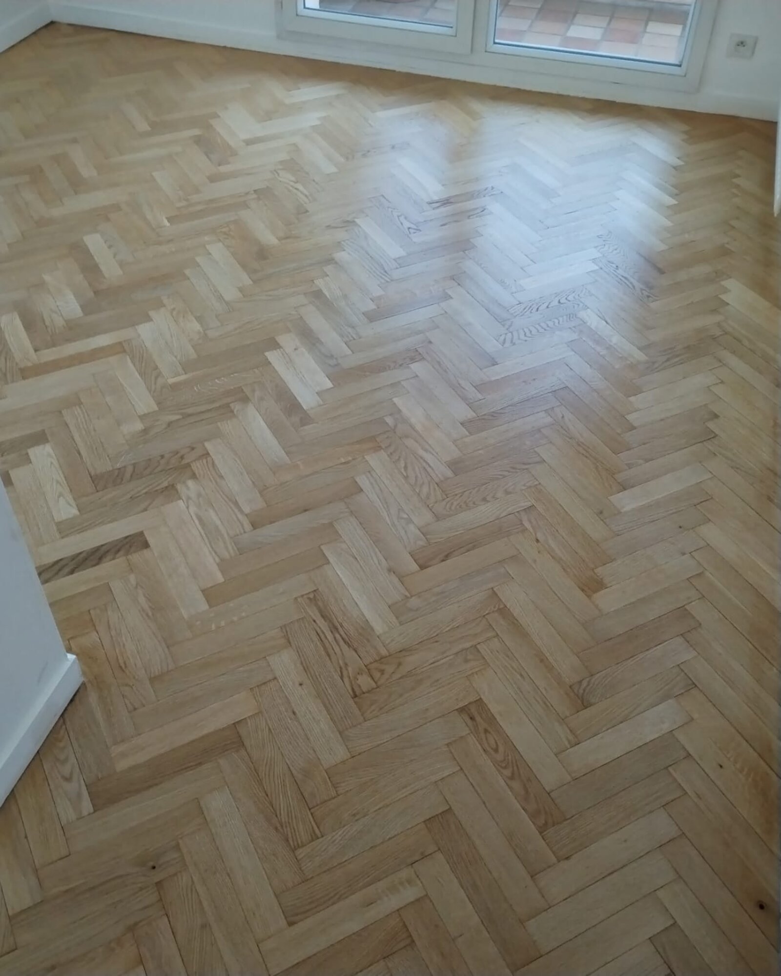 Bâtons rompus chêne rénové — Ponçage + finition mate · Île-de-France