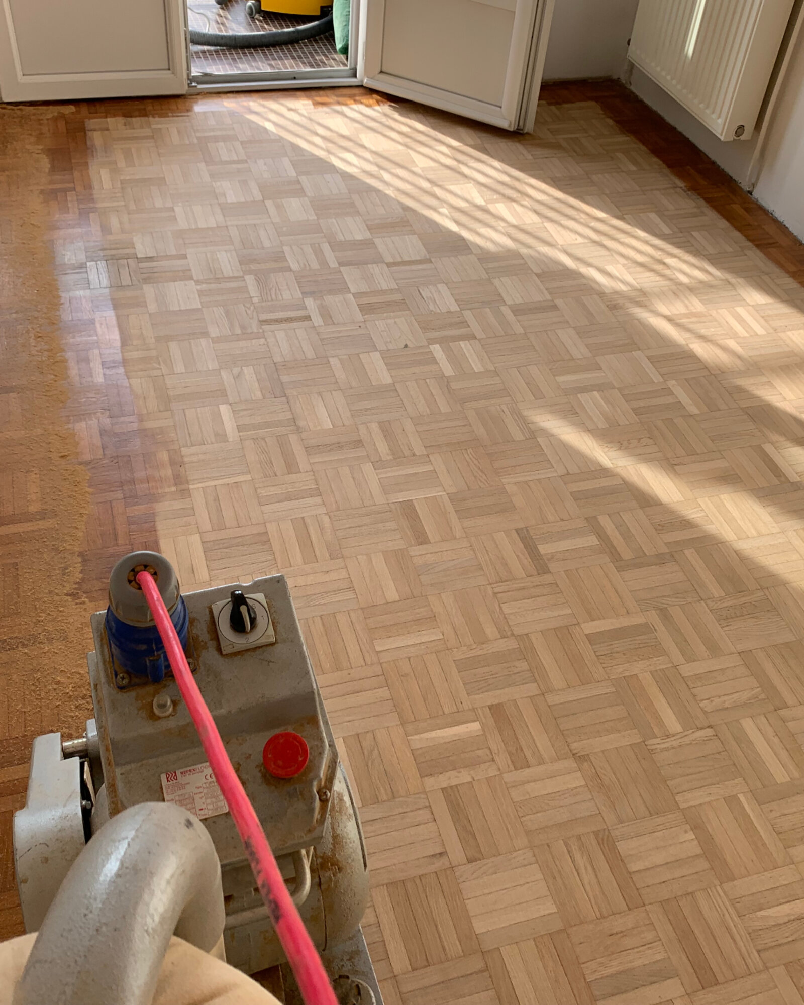 Mosaïque chêne avant / après — Ponçage en cours · Île-de-France